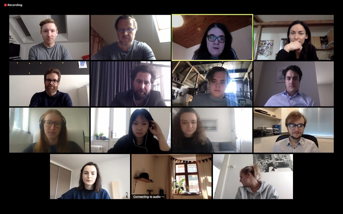 Online pitching studentů katedry produkce FAMU dal nahlédnout do domácností budoucích českých filmařů. S kompozicemi i světlem se většinou vypořádali. Na některých záběrech je zřejmé, že s oběma složkami vědomě pracovali. Screenshot Radim Procházka